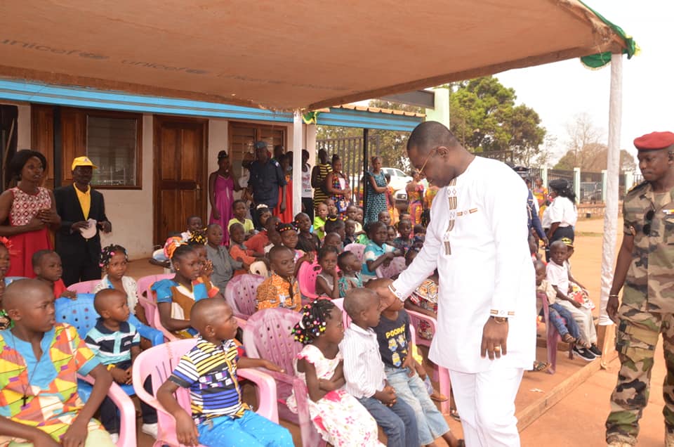 NOËL 2019 : LE MINISTRE HENRI-MARIE DONDRA REMET DES JOUETS AUX ENFANTS DE LA COMMUNE DE BIMBO
