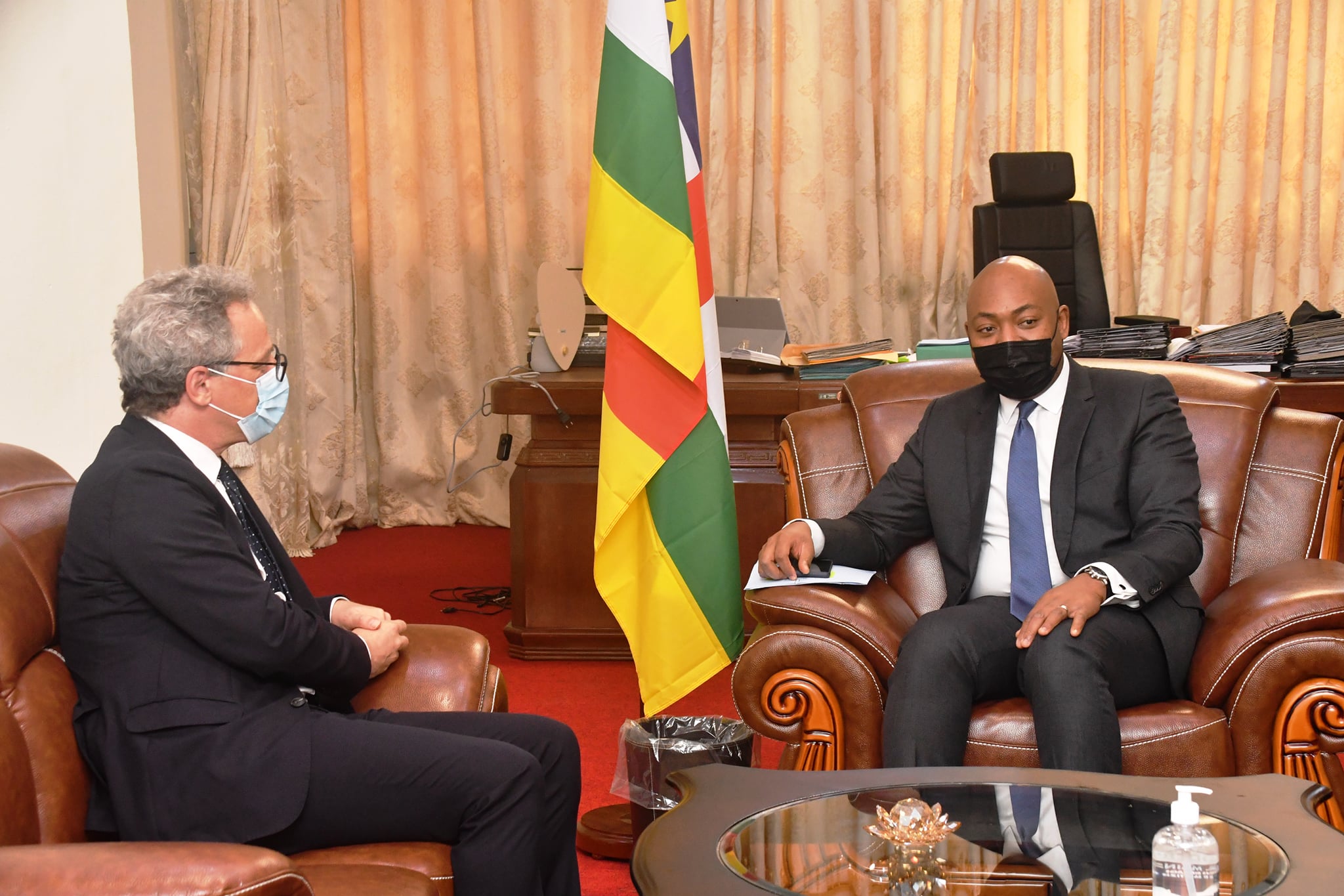 LE MINISTRE DES FINANCES ET DU BUDGET HERVE NDOBA & M. HAN FRAETERS REPRESENTANT RESIDENT DE LA BM EN RCA