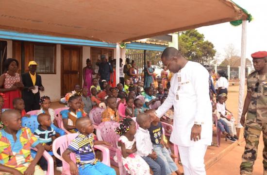 NOËL 2019 : LE MINISTRE HENRI-MARIE DONDRA REMET DES JOUETS AUX ENFANTS DE LA COMMUNE DE BIMBO