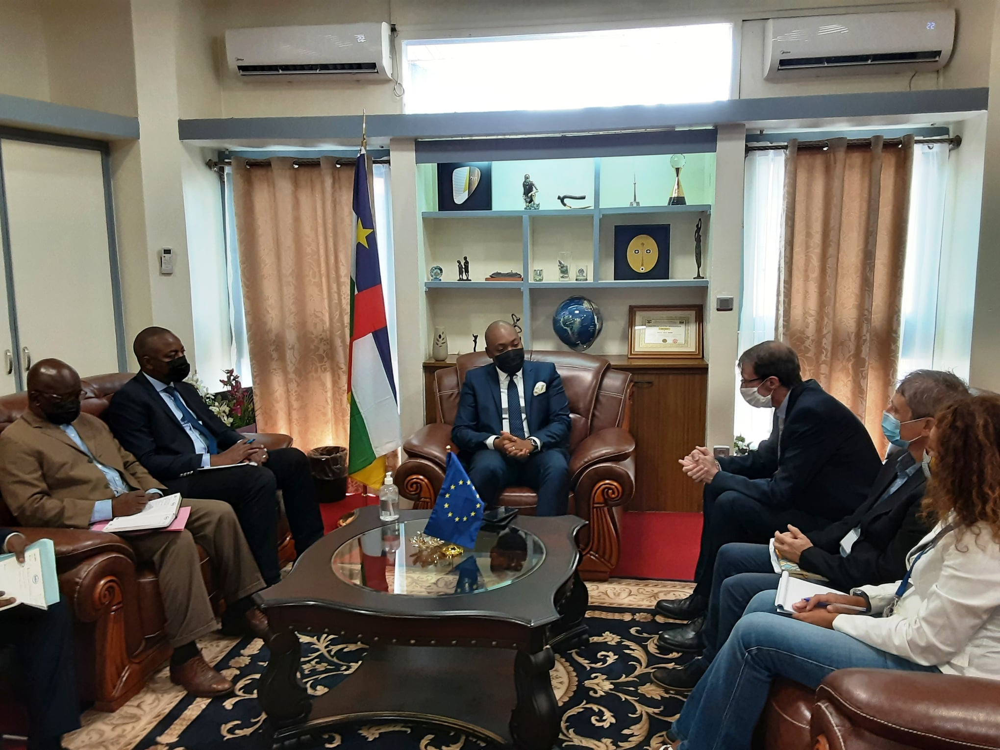 MFB- Hervé NDOBA ET DOUGLAS CARPENTER, AMBASSADEUR, CHEF DE DELEGATION DE L'U.E EN CENTRAFRIQUE 